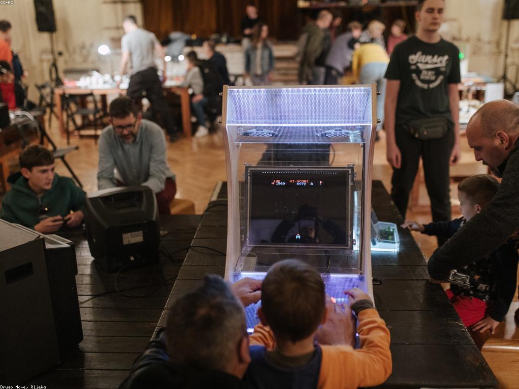 ការប្រើប្រាស់ឧបករណ៍ និងអេក្រង់នៅក្នុងសង្គមទំនើប